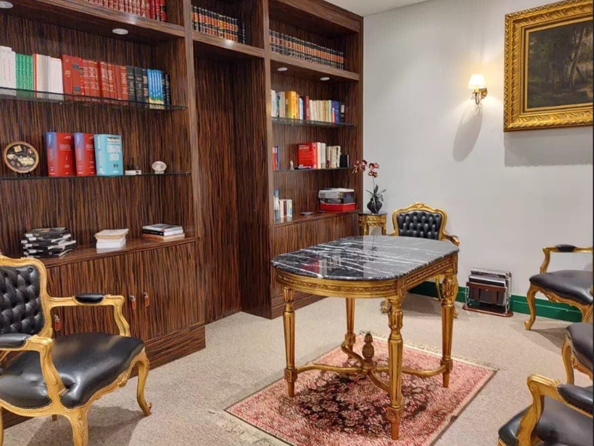 Biblioteca e sala de atendimento do escritório